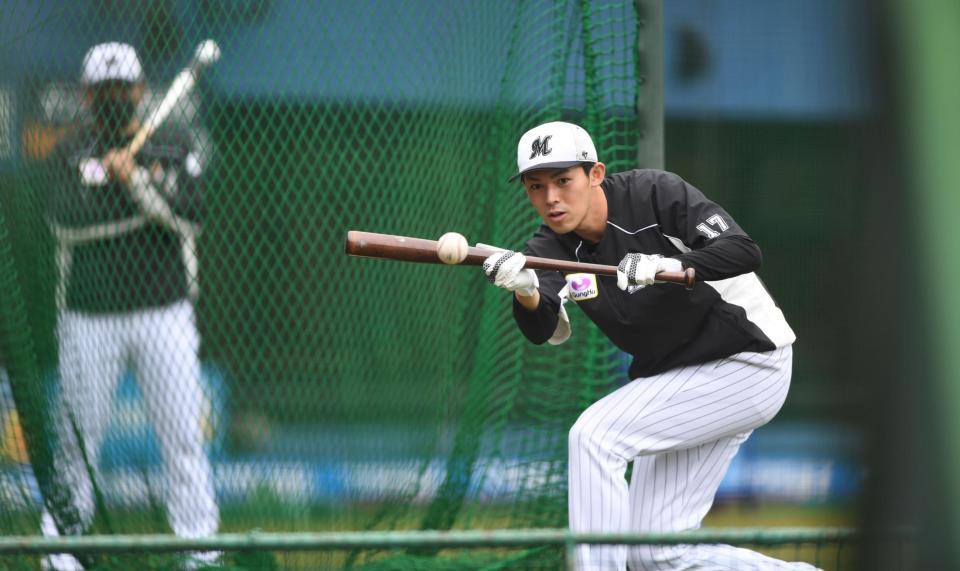 交流戦に向けバント練習する佐々木朗。後方は井口監督（撮影・開出牧）