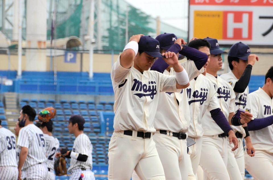 試合終了後の整列後、ベンチへ引き揚げる明大・丸山