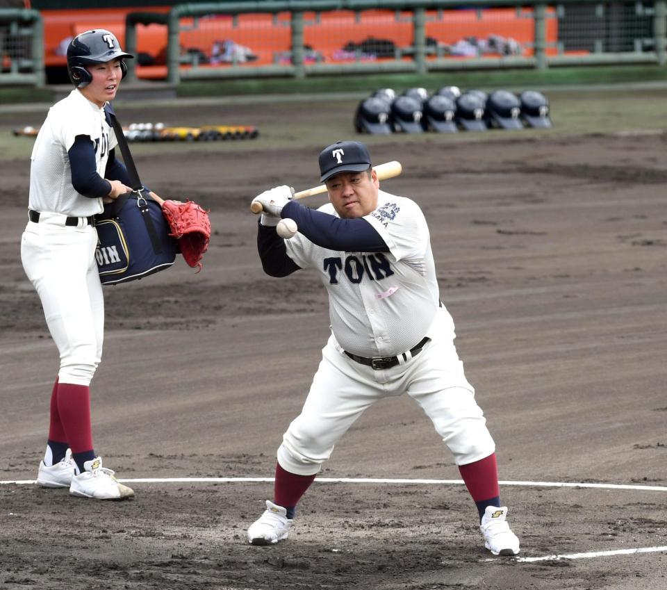 試合前ノックする大阪桐蔭・西谷浩一監督＝皇子山球場（撮影・山口登）