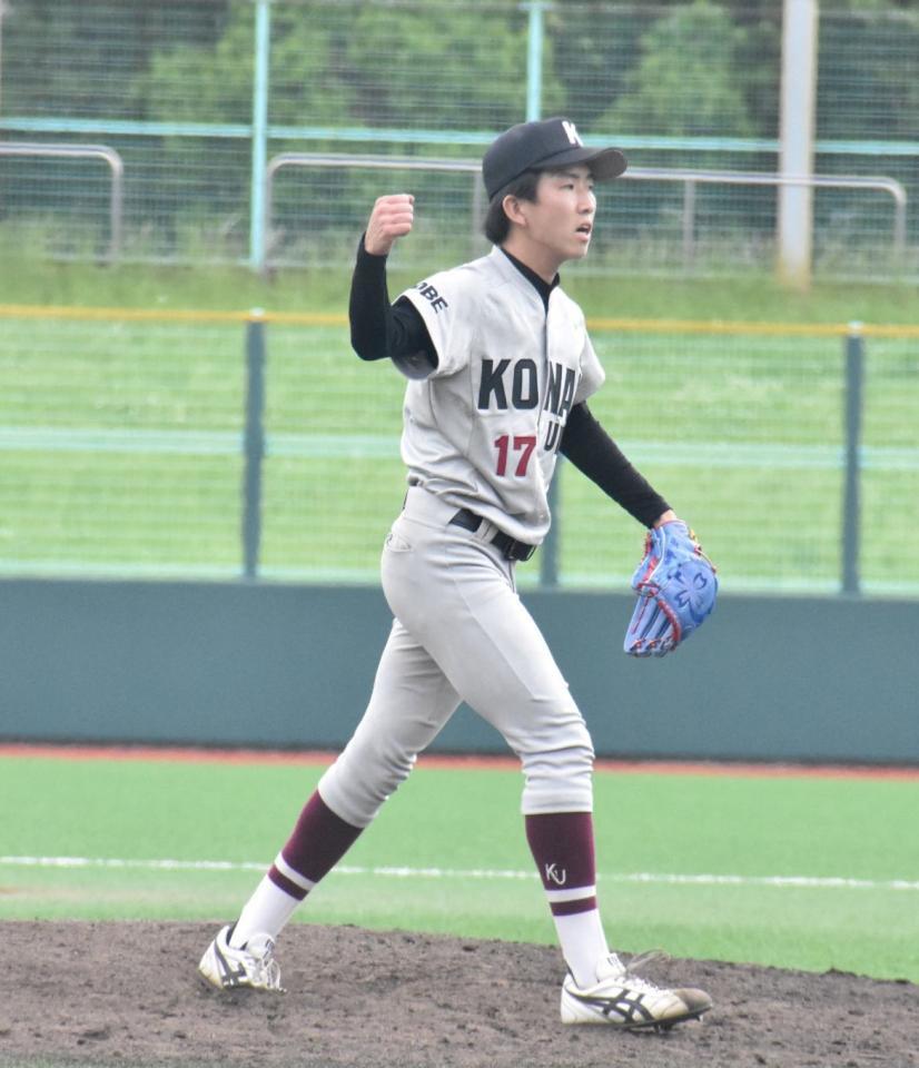 ガッツポーズをする甲南大・加藤