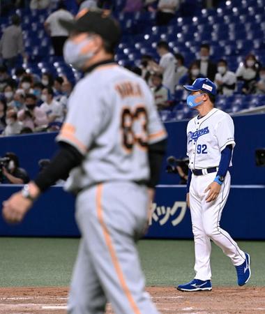 　巨人に敗れ、あいさつに向かう中日・与田監督。手前は巨人・原監督＝バンテリンドーム