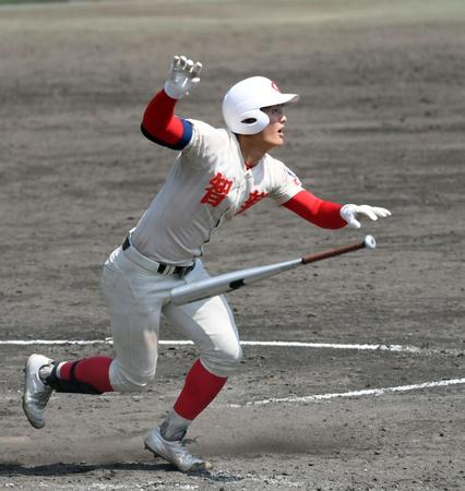 ５回、智弁学園・前川は右中間に２ランを放つ（撮影・山口登）