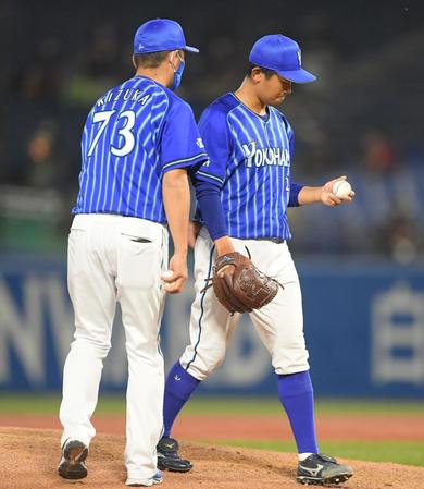５回、村上に本塁打を打たれ、降板となった今永（右）＝撮影・伊藤笙子
