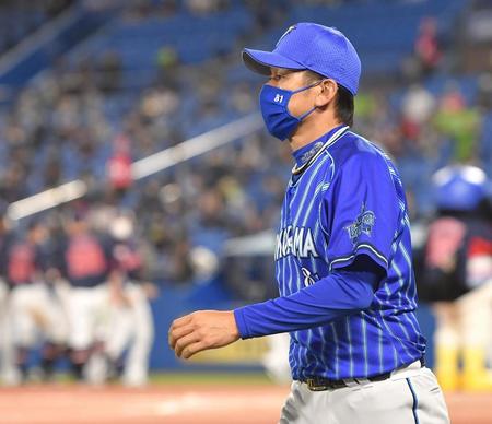 １０失点で大敗し、引き揚げる三浦監督（撮影・伊藤笙子）