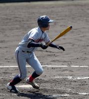 　３回、京都国際・森下は左前適時打を放つ（撮影・山口登）