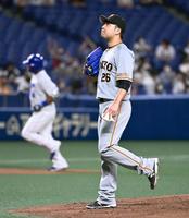 ２回、中日・ビシエド（奥）に先制本塁打を浴びた巨人・今村＝バンテリンドーム