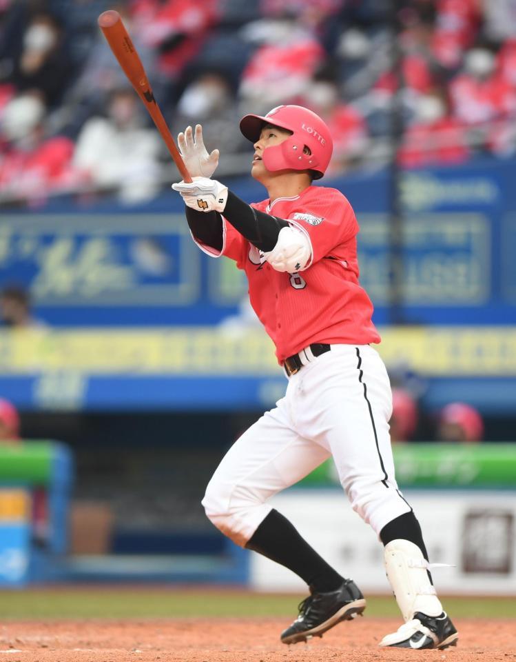 　８回ロッテ無死、勝ち越しの左越えソロを放つ中村奨吾＝ＺＯＺＯマリン（撮影・開出牧）