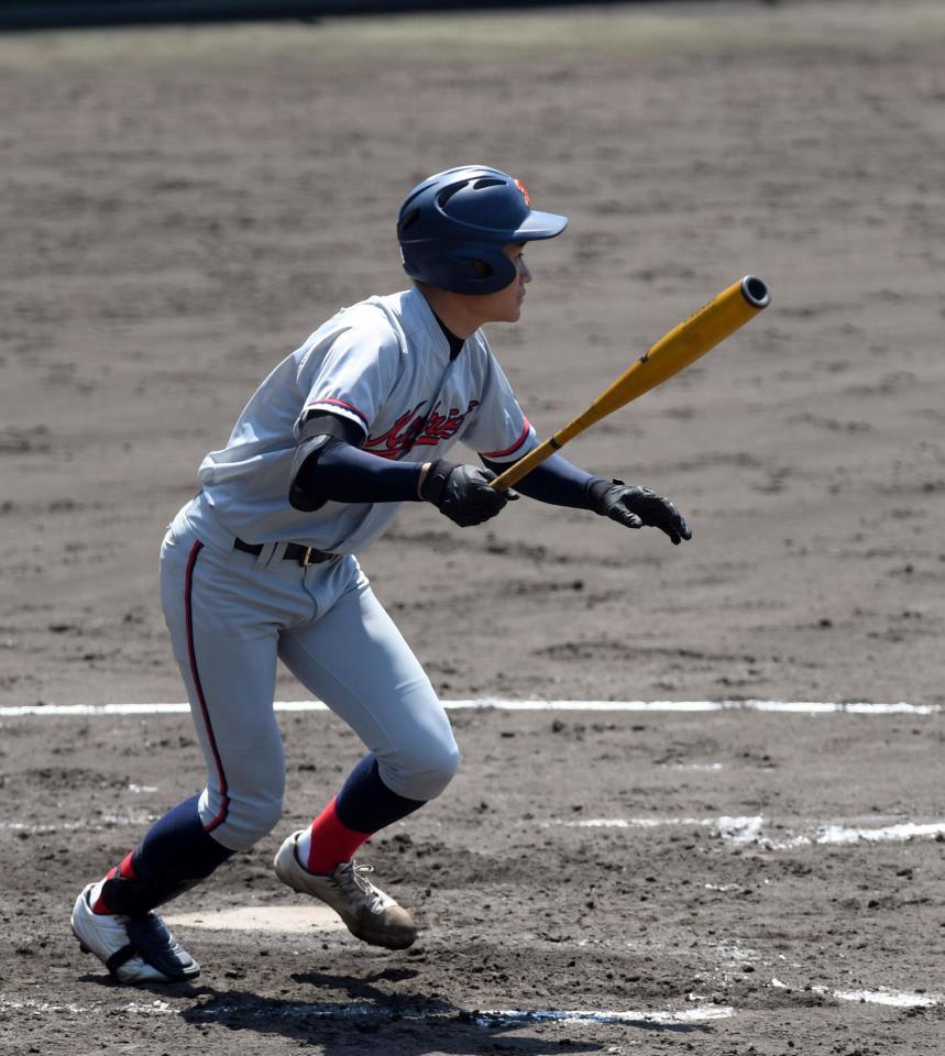 　３回、京都国際・森下は左前適時打を放つ（撮影・山口登）