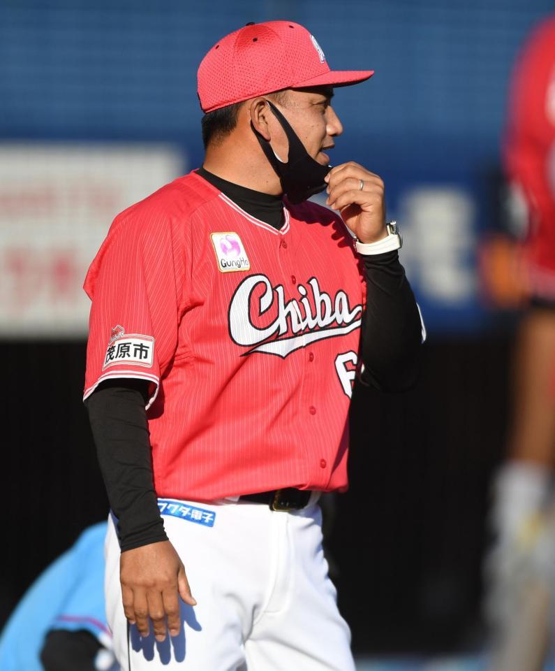 ９回、投手交代を告げる井口監督（撮影・開出牧）