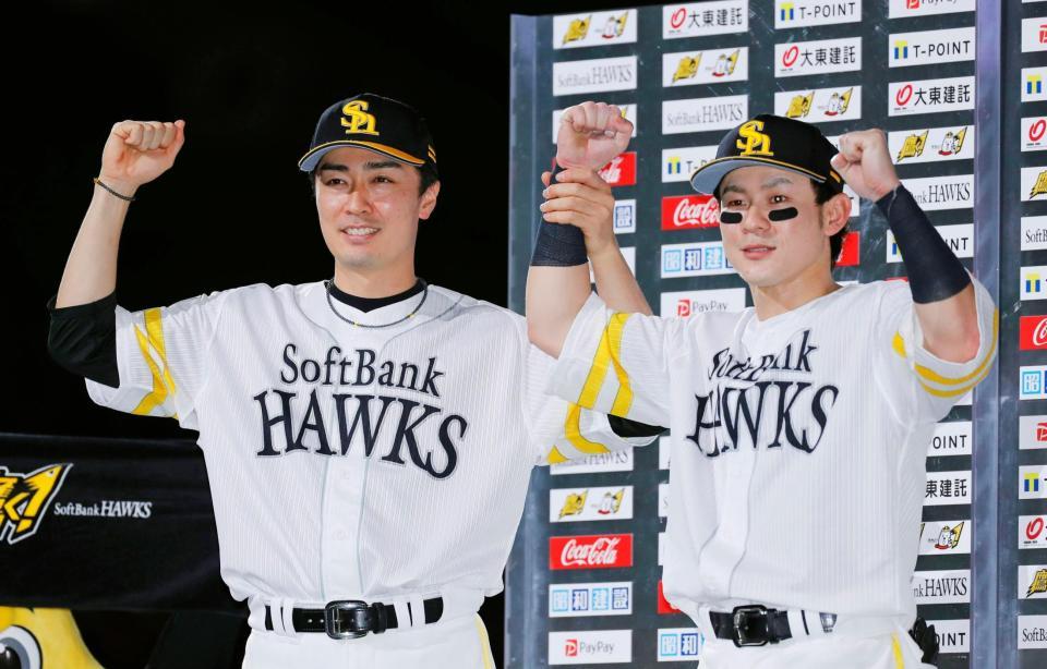 オリックスに勝利しポーズをとるソフトバンクの和田（左）と牧原大＝ペイペイドーム