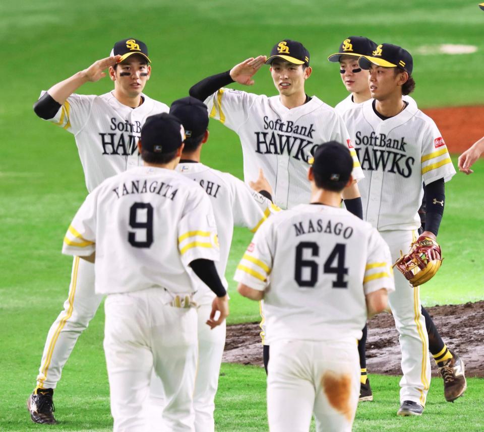 オリックスに勝利し喜ぶソフトバンクナイン＝ペイペイドーム