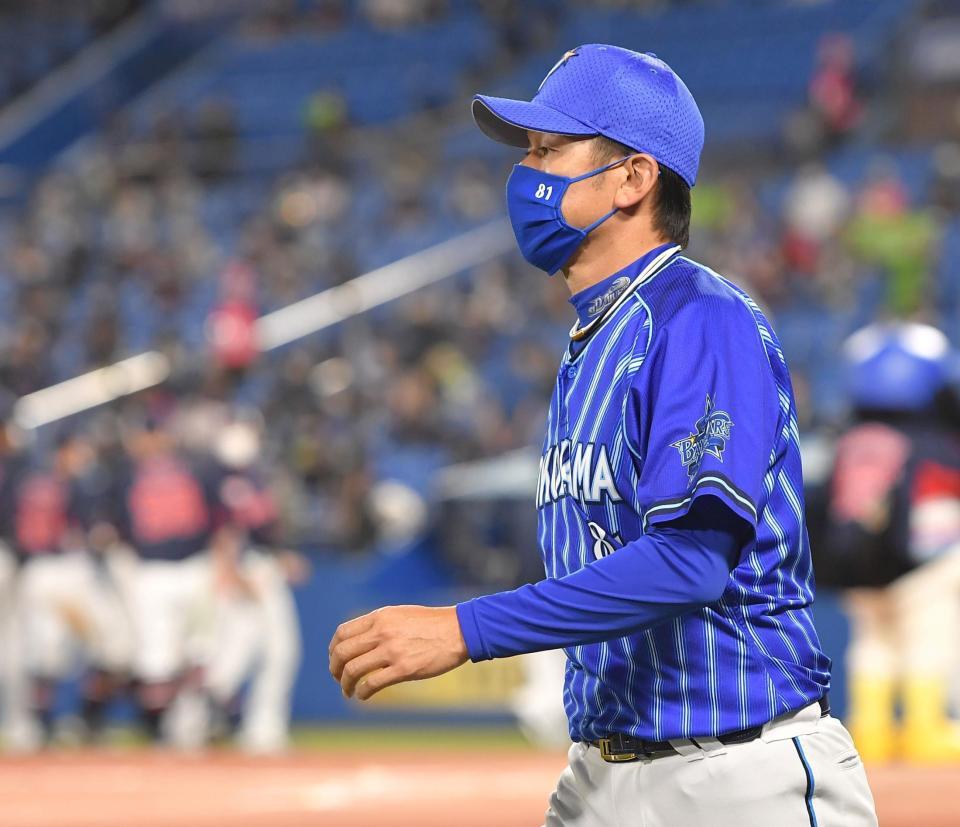 １０失点で大敗し、引き揚げる三浦監督（撮影・伊藤笙子）