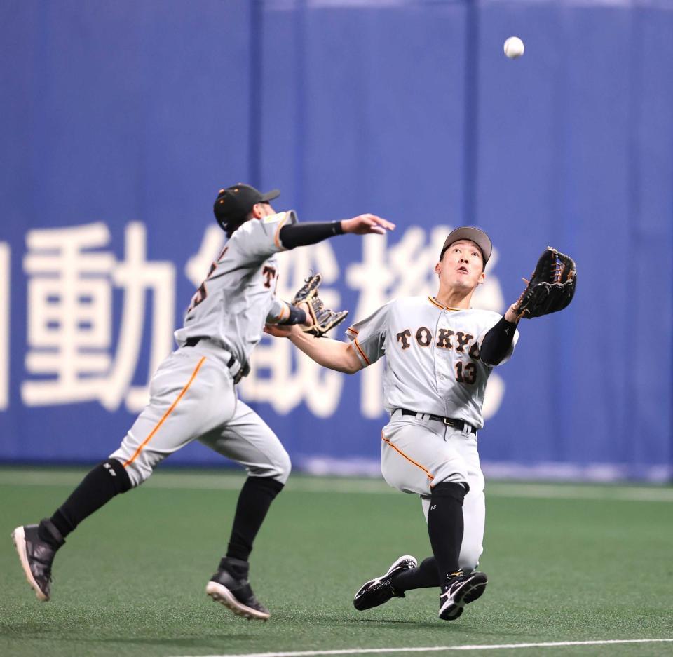 　３回、打球を追う梶谷（右）と吉川