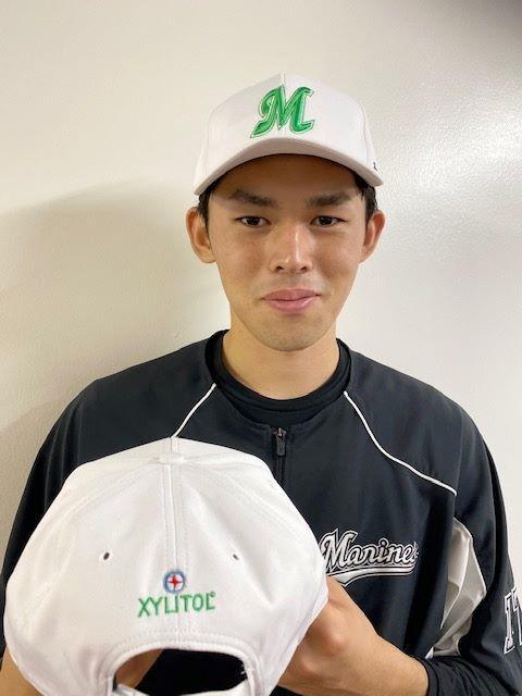 　２９日・広島戦で「キシリトールキャップ」をかぶるロッテ・佐々木朗（球団提供）