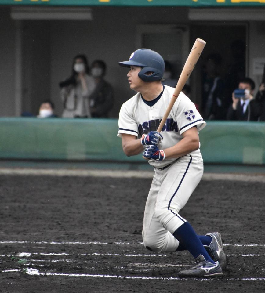 　七回に中前勝ち越し適時打を放った同大・吉原