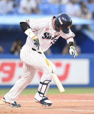 　３回、村上は二塁ゴロに終わる（撮影・佐藤厚）