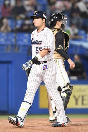 　６回、村上は空振り三振に倒れる（撮影・佐藤厚）