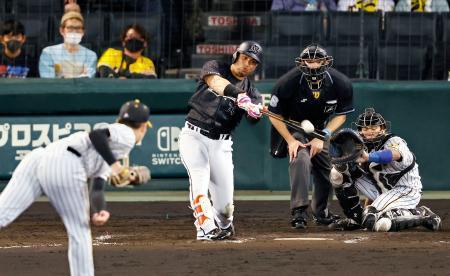 　８回ロッテ無死一塁、マーティンが右越えに逆転２ランを放つ。投手岩崎、捕手梅野＝甲子園