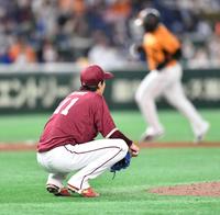 　４回、ウィーラーに３ランを浴び、しゃがみ込む岸（撮影・西岡正）