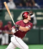 　４回、右中間に勝ち越し３ランを放つ島内（撮影・西岡正）