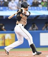 　３回、王柏融は左前に先制適時安打を放つ（撮影・佐藤厚）