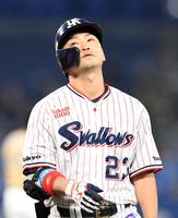 　４回、青木は二飛に倒れる（撮影・佐藤厚）