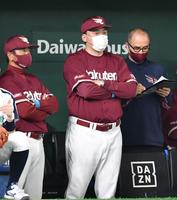 　９回、大敗に厳しい表情でグラウンドを見る石井監督（中央）＝撮影・西岡正
