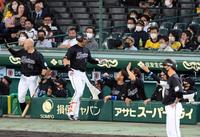 　８回、ロッテ・マーティンは２ランを放ちナインに迎えられる（撮影・山口登）