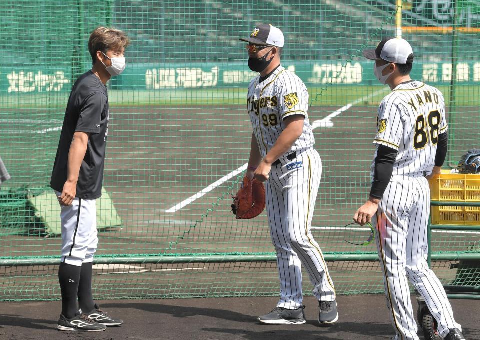 　試合前、矢野監督（右）にあいさつする鳥谷（左）＝撮影・高部洋祐