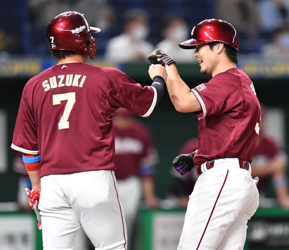 　４回、３ランを放ち、鈴木大（左）とタッチを交わす島内（撮影・西岡正）