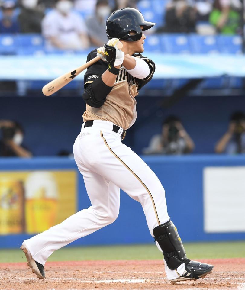 　３回、王柏融は左前に先制適時安打を放つ（撮影・佐藤厚）