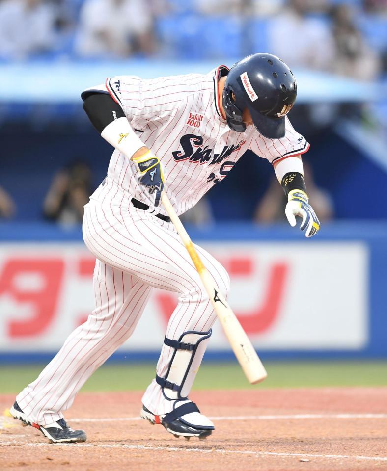 　３回、村上は二塁ゴロに終わる（撮影・佐藤厚）