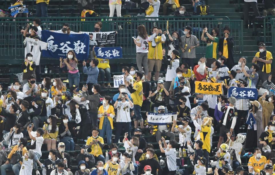 　７回、代打・鳥谷がコールされるとライトスタンドの阪神ファンから声援が送られる（撮影・田中太一）