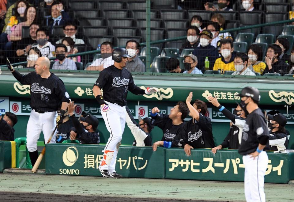 　８回、ロッテ・マーティンは２ランを放ちナインに迎えられる（撮影・山口登）