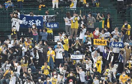 　７回、「代打・鳥谷」のコールに沸くライトスタンドの阪神ファン