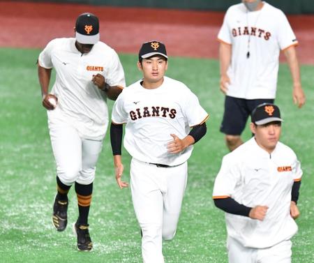 　一軍に合流し、練習する横川