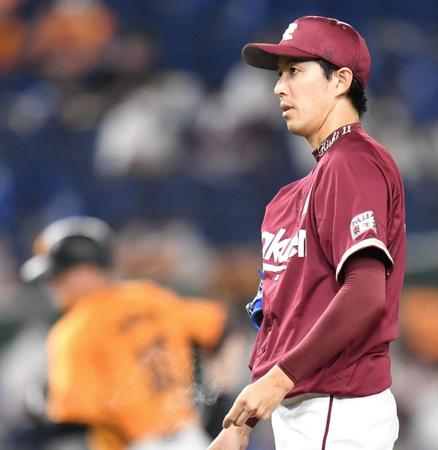 ２５日の巨人戦でスモーク（左）に先制ソロを浴びた岸