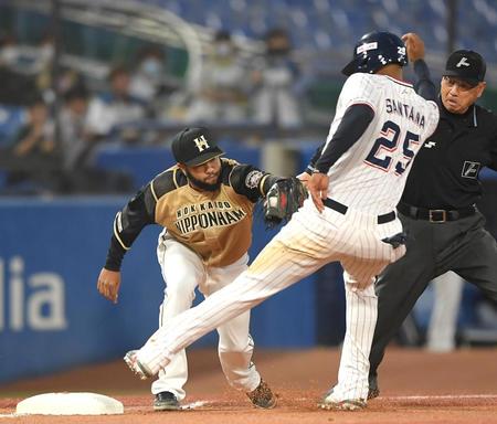 ３回、タッチアップした二走・ヤクルトのサンタナ（右）にタッチを試みる日本ハム三塁手・ロドリゲス（撮影・伊藤笙子）