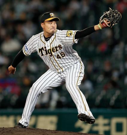 　８回１失点で４勝目を挙げた阪神・秋山＝甲子園