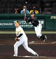 　７回、西勇から右前に適時打を放つ鳥谷