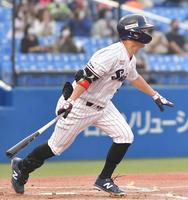 １回、日米通算２５００安打となる右前安打を放つ青木（撮影・伊藤笙子）