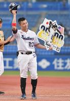 １回、日米通算２５００安打となる右前安打を放ち、スタンドの祝福に応える青木（撮影・伊藤笙子）