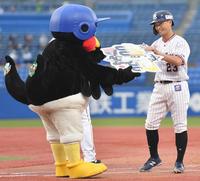 １回、日米通算２５００安打となる右前安打を放ち、つば九郎から記念のボードが送られる青木（撮影・伊藤笙子）
