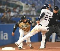 ３回、タッチアップした二走・ヤクルトのサンタナ（右）にタッチを試みる日本ハム三塁手・ロドリゲス（撮影・伊藤笙子）