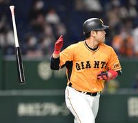 ４回、左越えに２ランを放つ岡本和（撮影・西岡正）