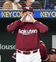 ８回、選手交代を告げる石井監督（撮影・西岡正）