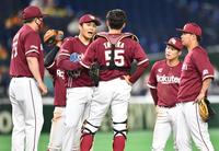 ４回、３本の本塁打を浴びた後、マウンドに集まる則本昂（左から２人目）ら楽天ナイン（撮影・西岡正）