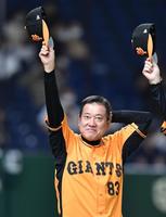 楽天に連勝し、スタンドへ向かって帽子を振る原監督（撮影・西岡正）