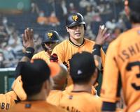 ４回、２ランを放ち、ナインに迎えられる岡本和（撮影・西岡正）