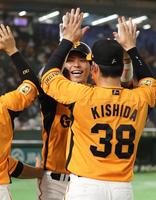 ４回、大城が中越えソロを放ちナインに迎えられる